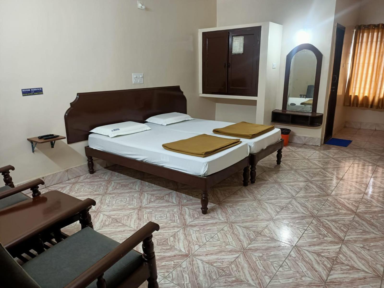 Arihanth Deluxe Lodge Shivamogga Exteriör bild