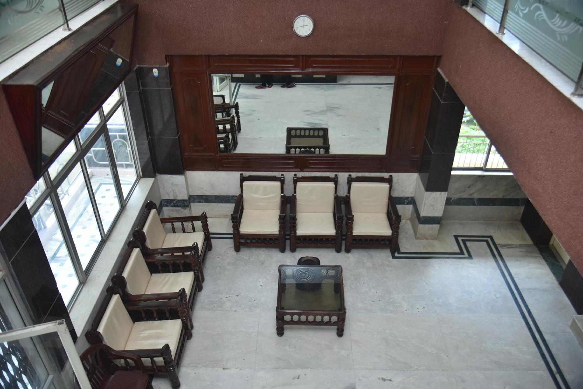 Arihanth Deluxe Lodge Shivamogga Exteriör bild