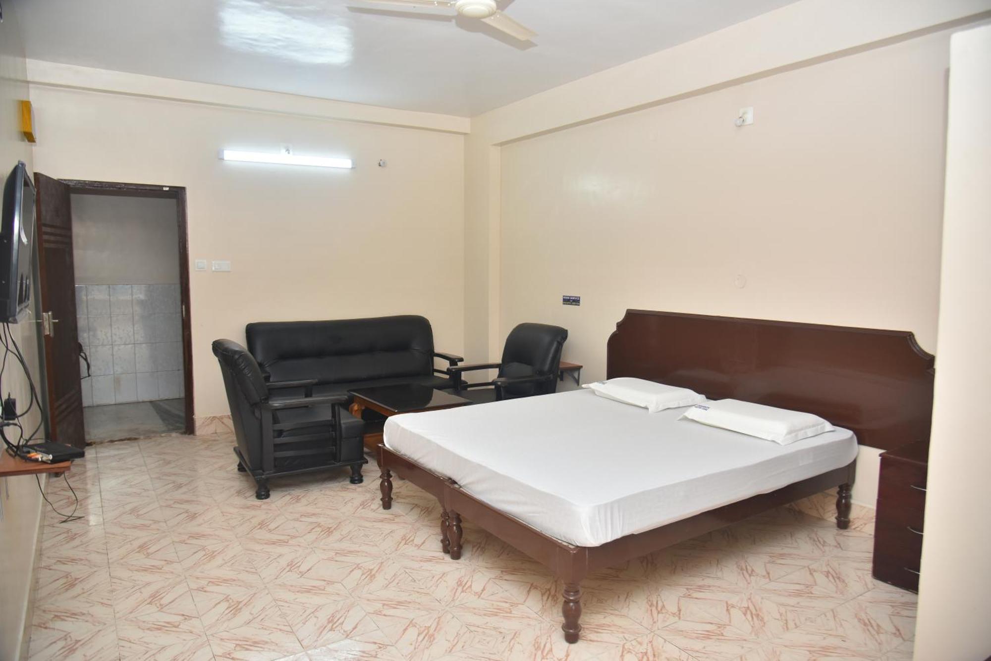 Arihanth Deluxe Lodge Shivamogga Exteriör bild
