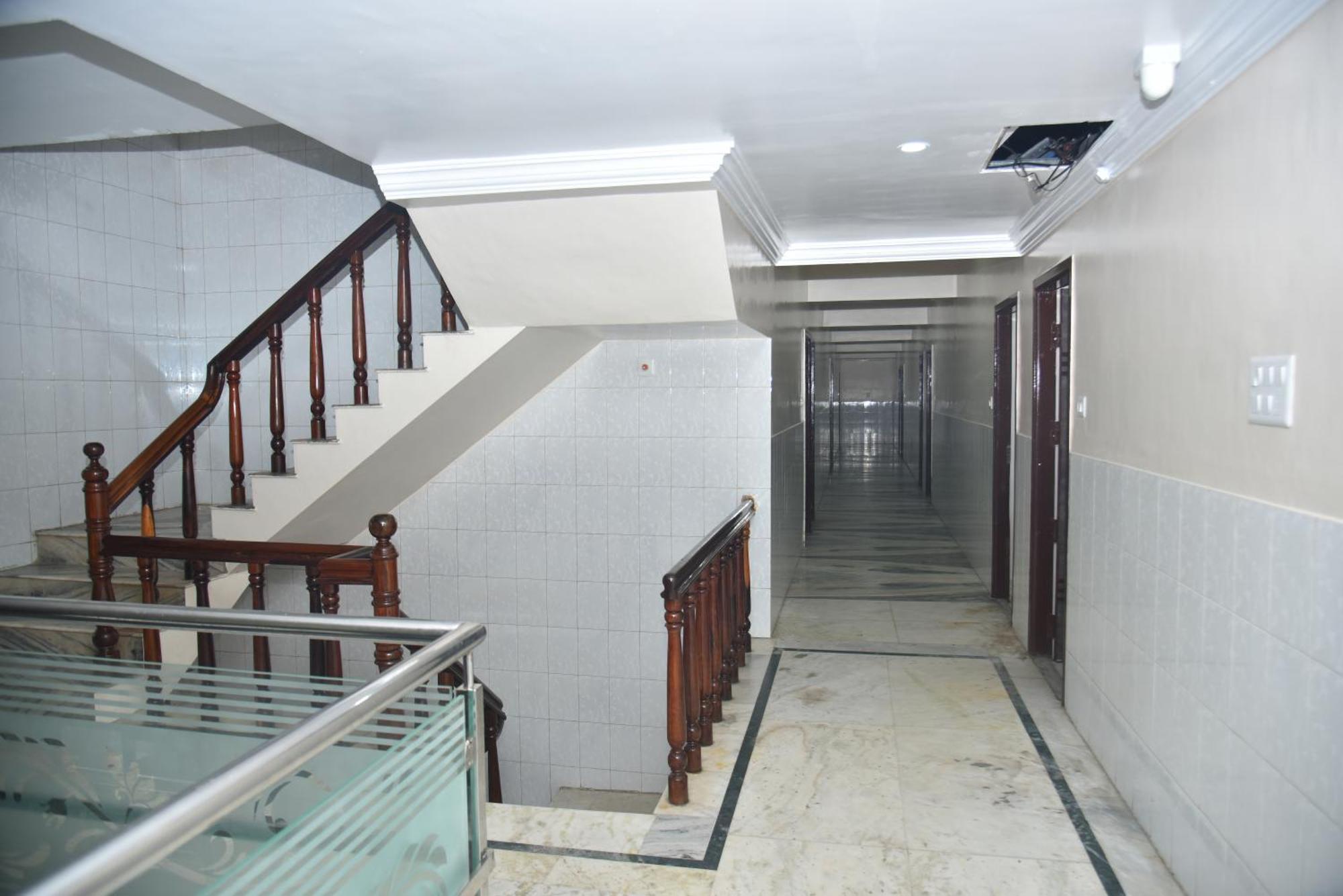 Arihanth Deluxe Lodge Shivamogga Exteriör bild